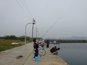 野島小・中学校の郊外学習「釣り体験」の様子