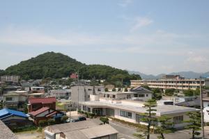 華浦公民館を三田尻病院屋上から撮影、桑山が映っています。