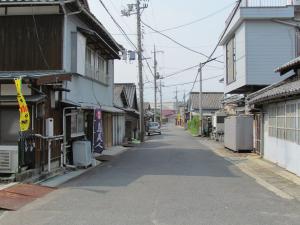 松富のかまぼこ店の前の通り