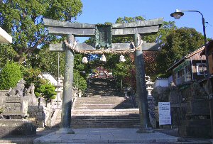 青銅鳥居と狛犬