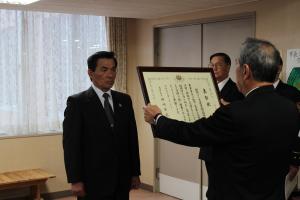 松浦市長から表彰状が伝達される写真