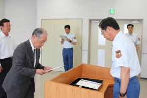 消防長から表示証の交付を受ける日立笠戸重工業協業組合代表者の写真