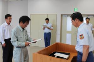 表示証の交付をうける千代田運輸株式会社の代表者の写真