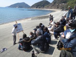 富海海岸で説明