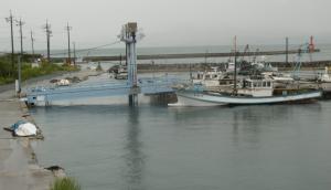 海水面まで手が届くほど、海水が満ちています