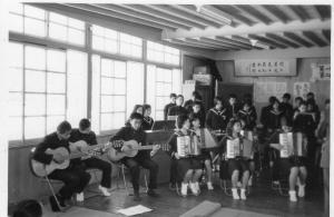 中学生の演奏風景、ギターとアコーディオン