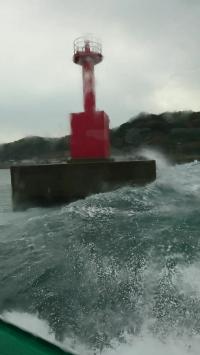 赤灯台も波に洗われています