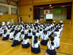 体育館でのセルビア学習