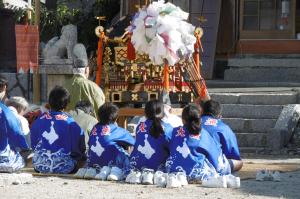 お神輿を前に神事、玉串奉典を行います