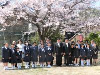 入学式（校門の桜の下）