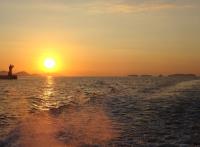 三田尻湾から朝日が昇る野島方面を望む