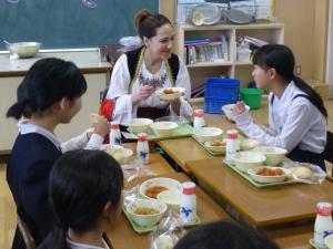 「セルビア給食」美味しくいただきました（中関小）