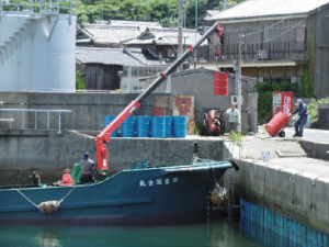 灯油や重油などをおろす油槽船