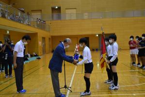 女子トロフィ授与