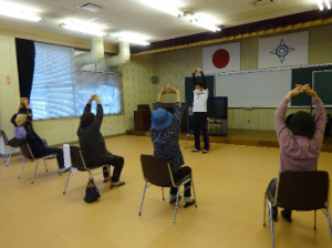 島民学級「健康体操」の様子