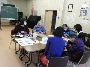 茜染めの布を使った小物作りワークショップの様子