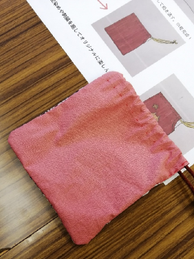 完成した手縫いの巾着袋