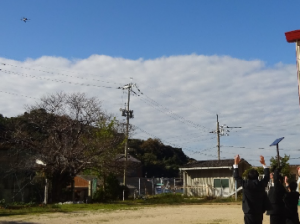 野島小中学校の上空を飛ぶドローン