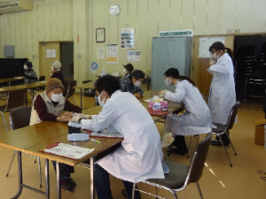 島民学級「生活習慣病のチェック」の様子