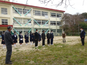 野島小中学校で行われた植樹式の様子