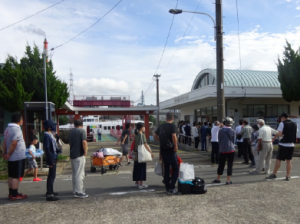 三田尻港待合所で記念乗船券の販売を待つ人の行列