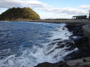 白波が打ち寄せる津久美浜