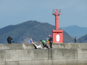 波止場の釣り人1