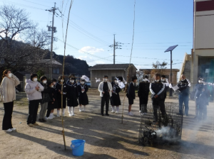 野島小中学校で開催されたどんど焼きの様子