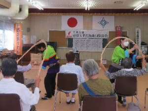 お客さんの近くで演技をしております