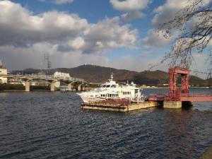 三田尻港に停泊する野島行のフェリーの写真です