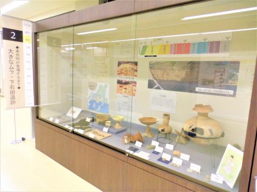 大きなムラ　下右田遺跡出土遺物の展示ケースの写真