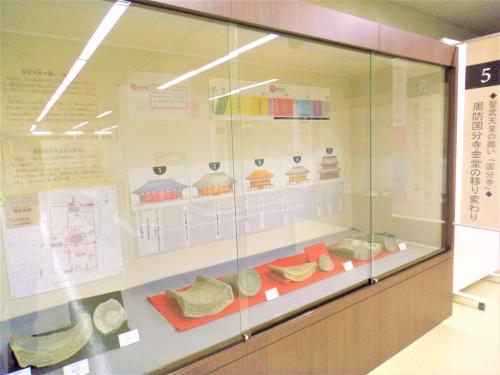 周防国府跡と周防国分寺出土瓦の展示ケースの写真