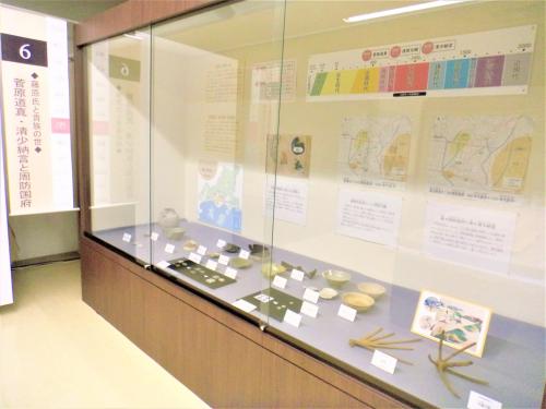 周防国府跡出土の平安時代の遺物の展示ケースの写真