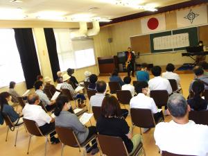 サックスとピアノの生演奏を聴いている様子