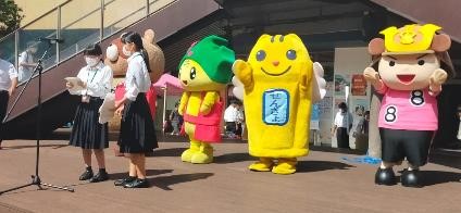 防府商工高生2人と各ゆるキャラが並んでいる写真