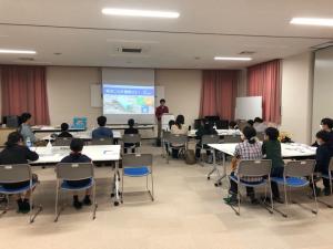 海洋ごみについての授業を受ける様子