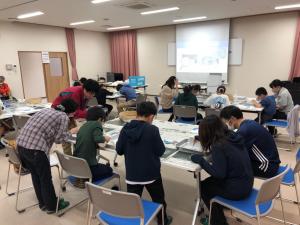 採集したマイクロプラスチックを虫眼鏡で観察する様子