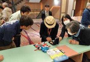 受付でメダルの披露