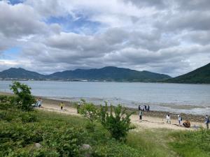 向島海岸でのマイクロプラスチック回収の講座の写真