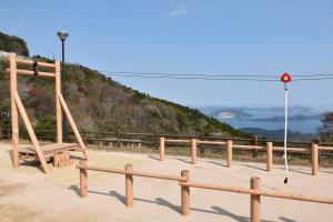 大平山に設置した間伐材を使用した遊具の写真