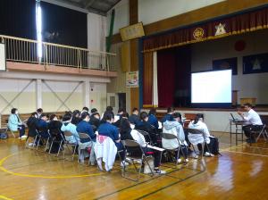 野島小中学校校長先生から学校の役割について説明を受けている様子