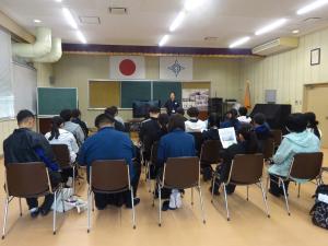 漁村センターの職員から漁村センターの役割等について説明を受けている様子