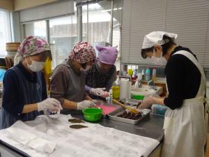 桜餅を作っている様子