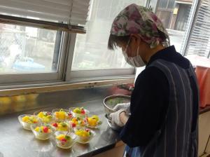 フルーツゼリーを作っている様子