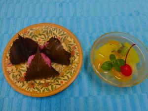 出来上がった桜餅とフルーツゼリー