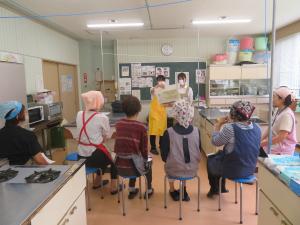 料理教室において実習生からのフレイル予防について説明を受けている様子