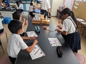 手回し発電の様子