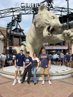 ライオンの下でホストファミリーと