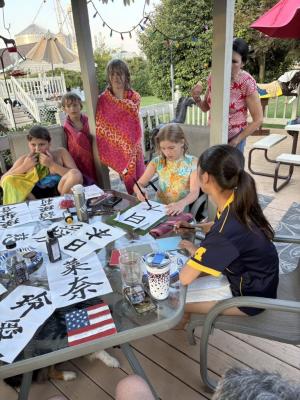 プールサイドで書道