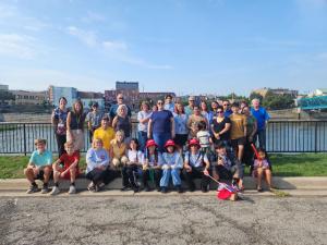 川のほとりで記念写真